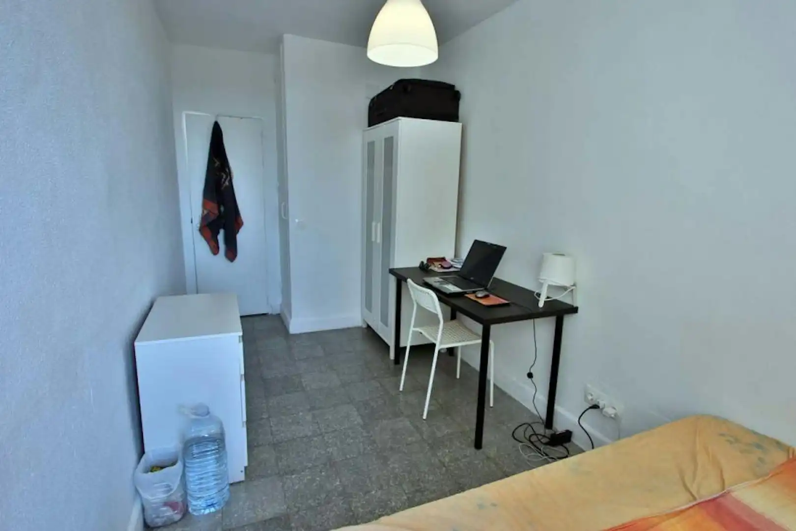 Schlafzimmer von Wohnung zur untervermieten in Valencia mit Heizung, Waschmaschine und Fernseher