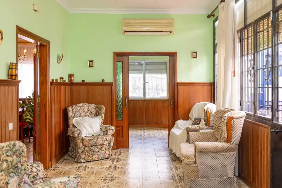 Sala d'estar de Casa adosada en venda en Dos Hermanas amb Aire condicionat, Calefacció i Jardí privat