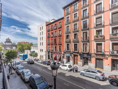 Exterior view of Flat for sale in  Madrid Capital  with Balcony