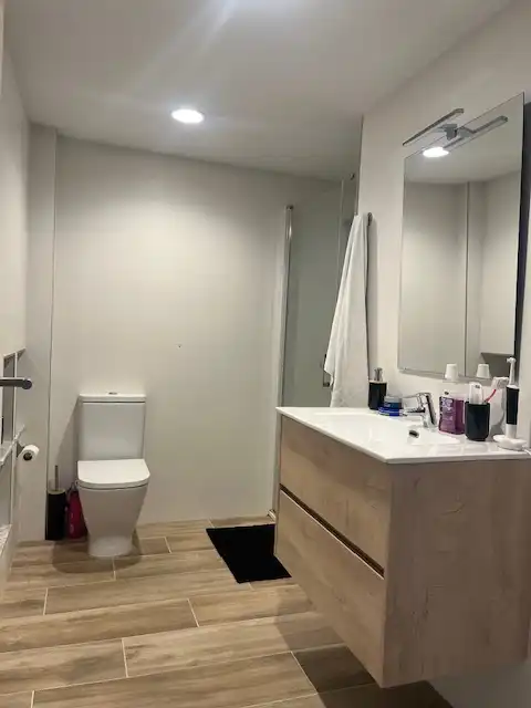 Badezimmer von Dachboden zur Miete in Santander mit Heizung, Privatgarten und Abstellraum