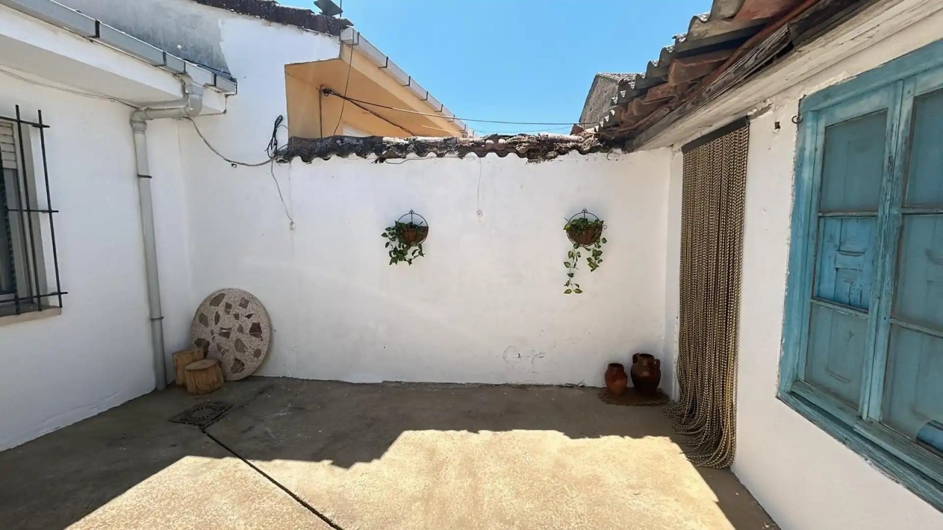 Vista exterior de Casa adosada en venda en Villamañán amb Calefacció i Moblat