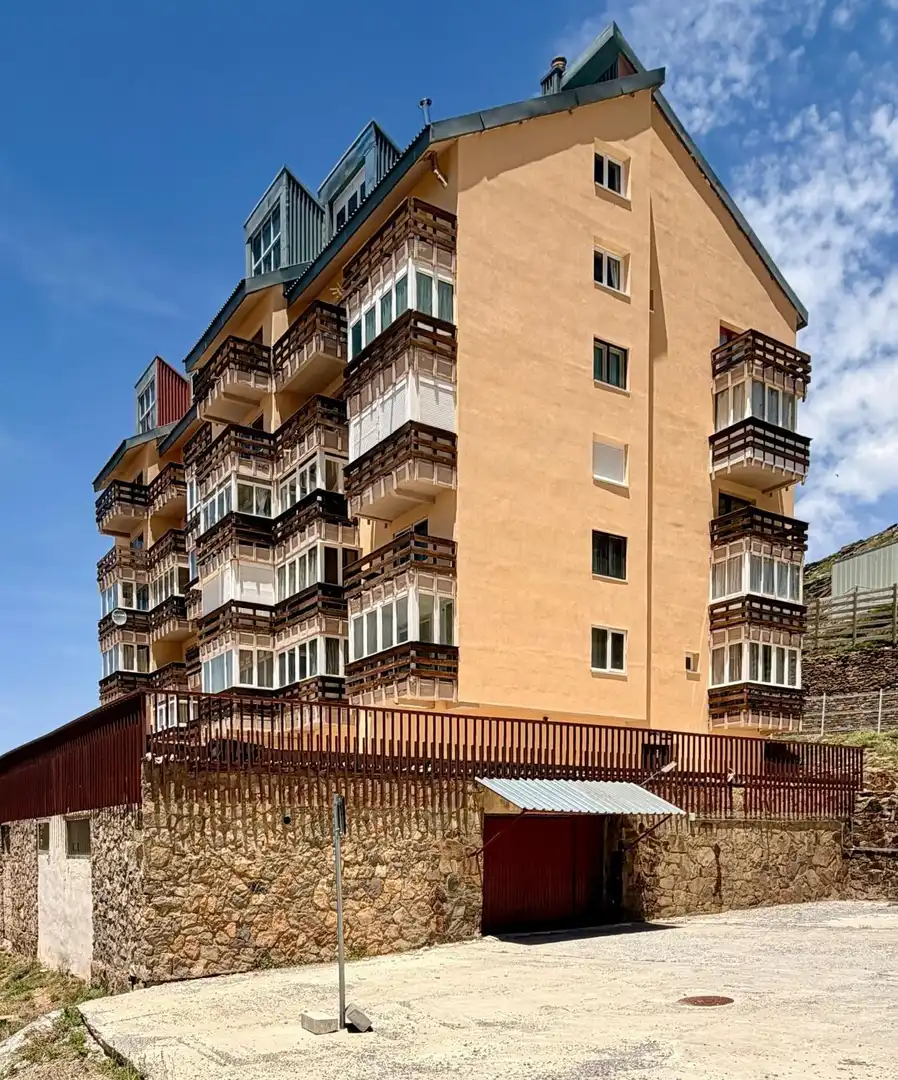 Vista exterior de Àtic en venda en Sierra Nevada amb Calefacció i Moblat