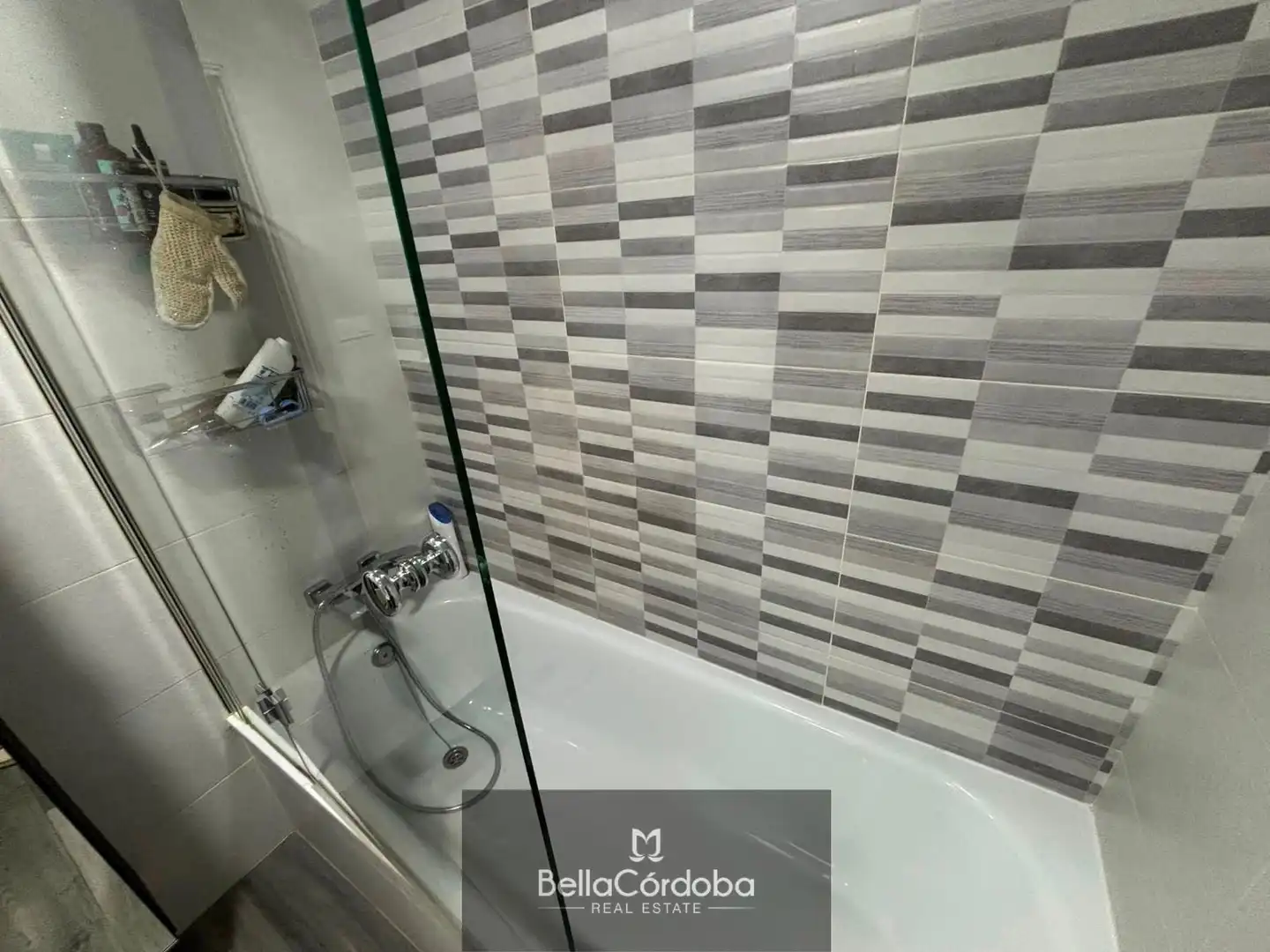 Bathroom of Flat for sale in Córdoba  with Air Conditioner, Heating and Terrace