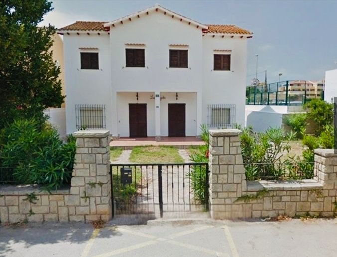 Vista exterior de Casa adosada en venda en Dénia amb Jardí privat, Terrassa i Traster