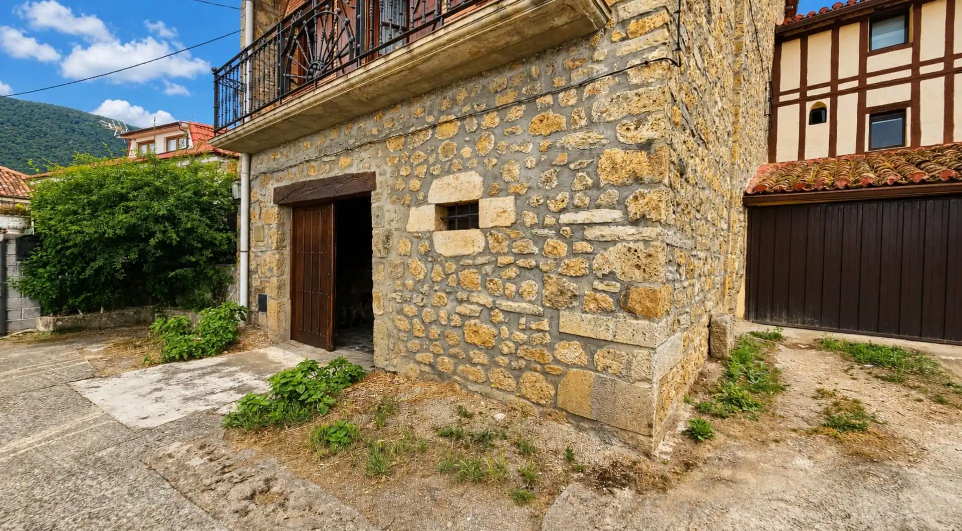 Vista exterior de Casa o xalet en venda en Valle de Mena amb Jardí privat, Traster i Balcó