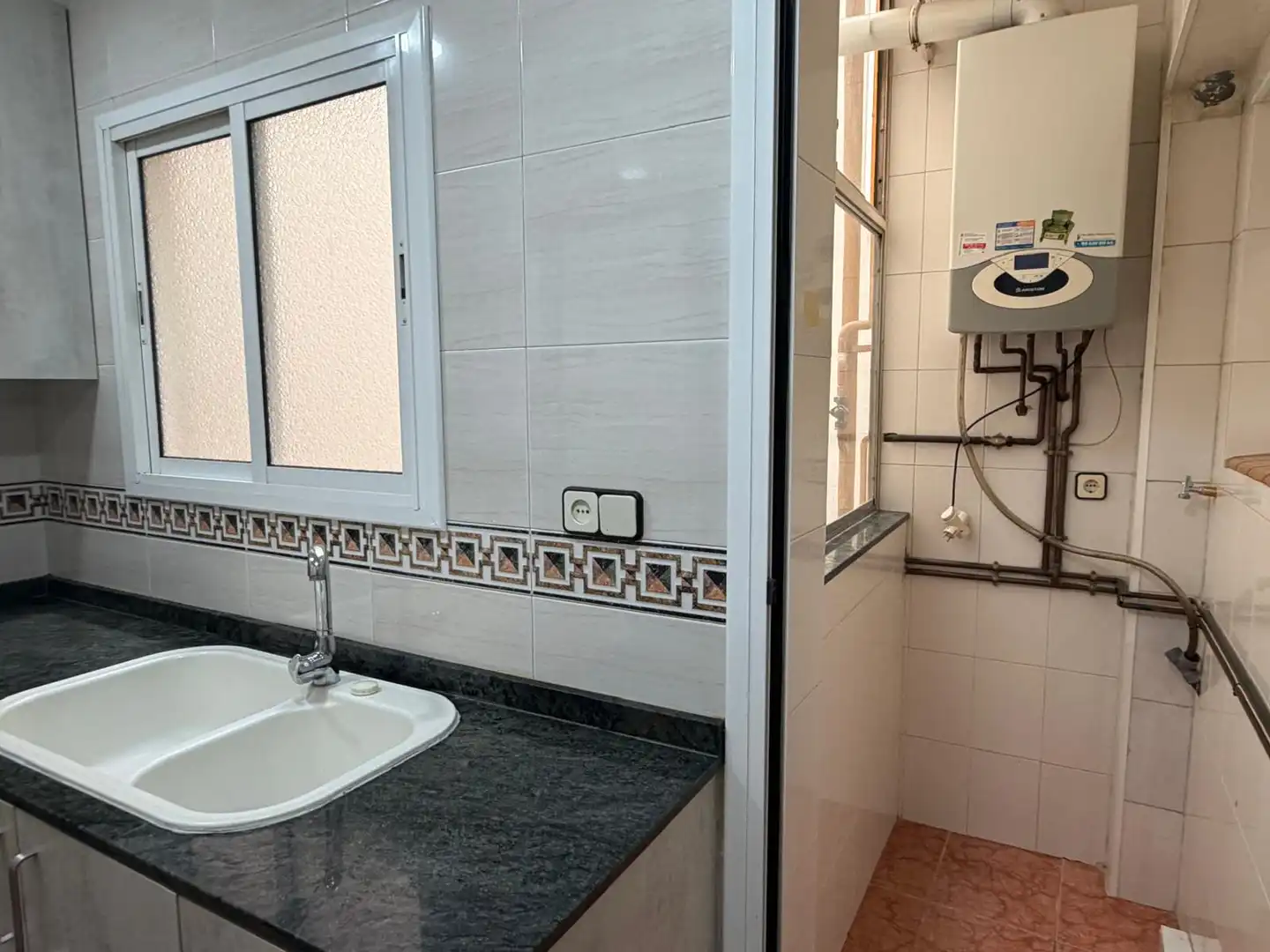 Bathroom of Flat for sale in Barcelona  with Heating and Balcony