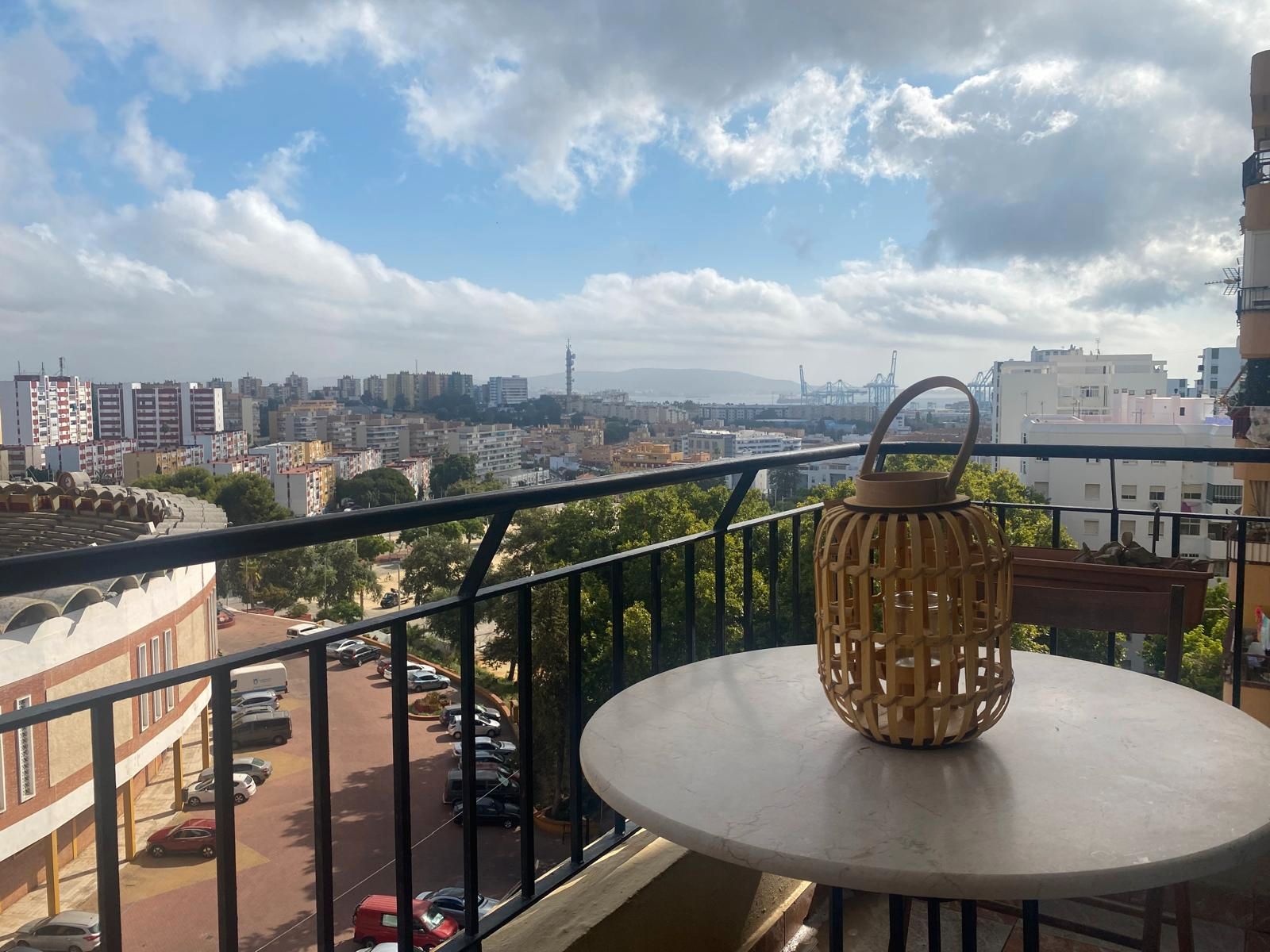 Terrassa de Pis de lloguer en Algeciras amb Calefacció, Terrassa i Moblat