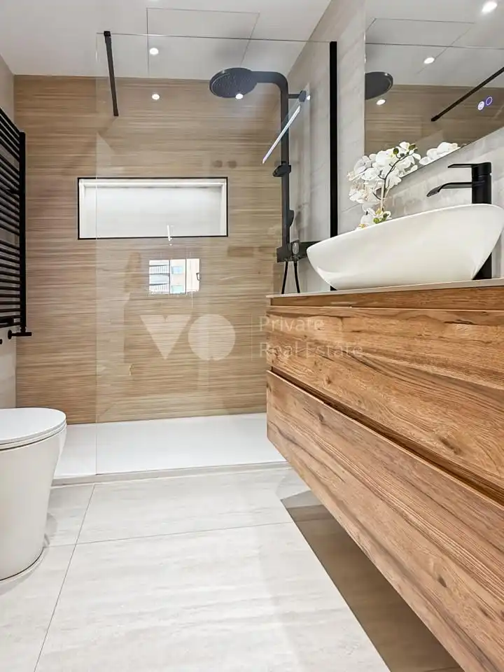 Badezimmer von Erdgeschoss zum Verkauf in Boadilla del Monte mit Klimaanlage, Heizung und Privatgarten