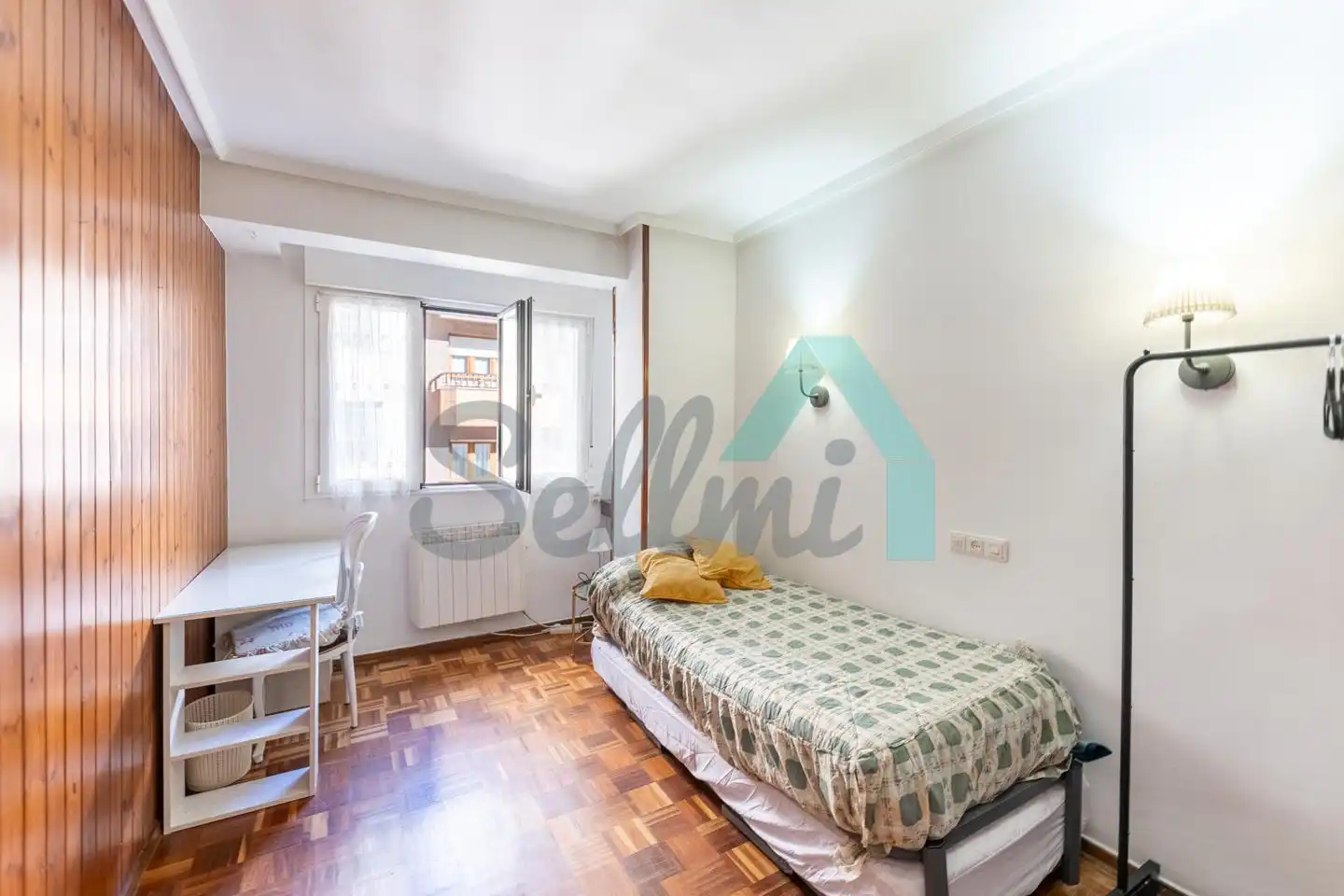 Habitación de Piso de alquiler en Gijón  con Calefacción, Parquet y Amueblado