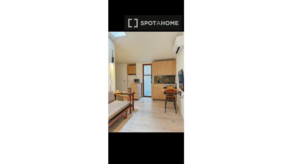 Exterior view of Flat for rent in  Barcelona Capital  with Air Conditioner, Heating and Furnished