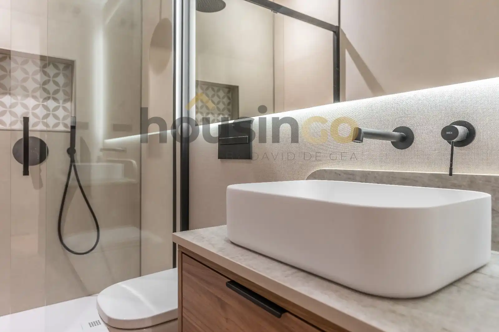 Bathroom of Flat for sale in Madrid  with Air Conditioner, Heating and Terrace