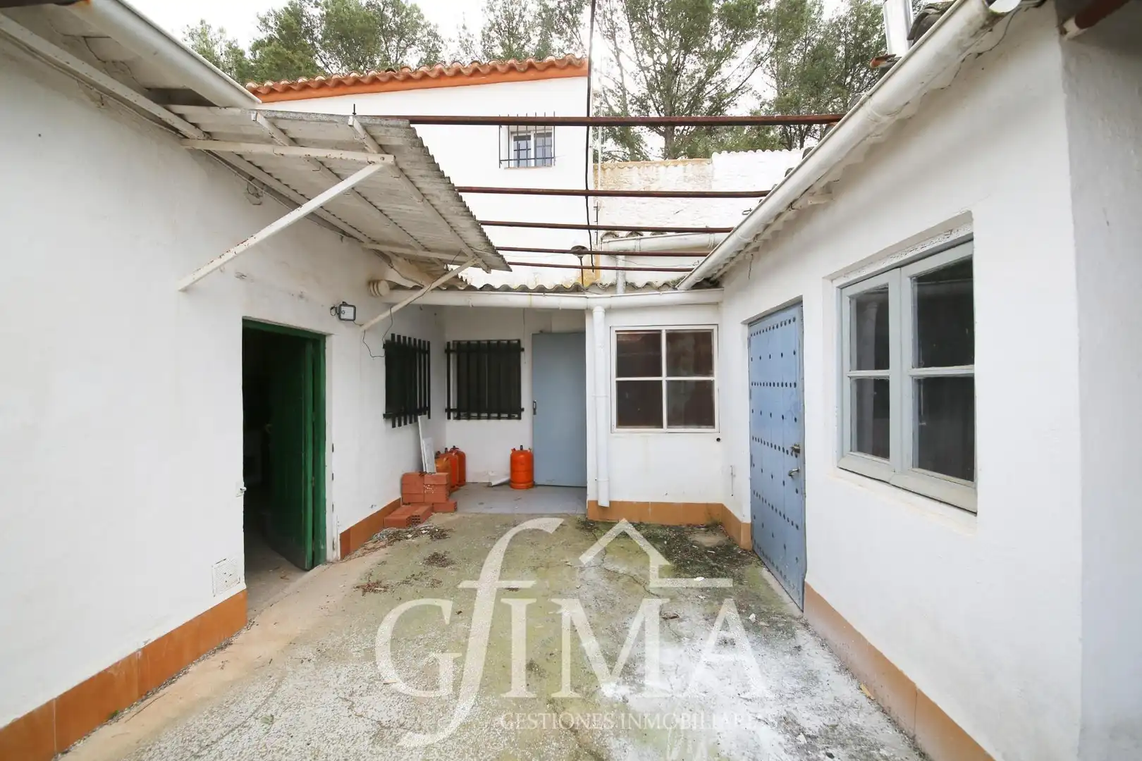 Vista exterior de Casa o xalet en venda en Alcázar de San Juan amb Calefacció, Traster i Balcó