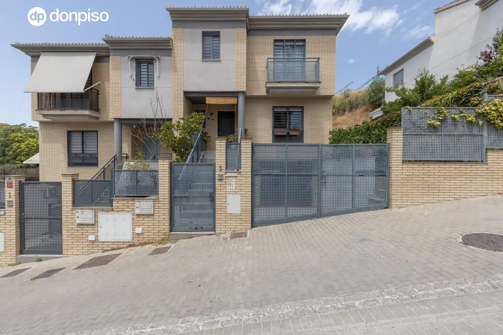 Vista exterior de Casa adosada en venta en Granada con Aire acondicionado, Calefacción y Balcón