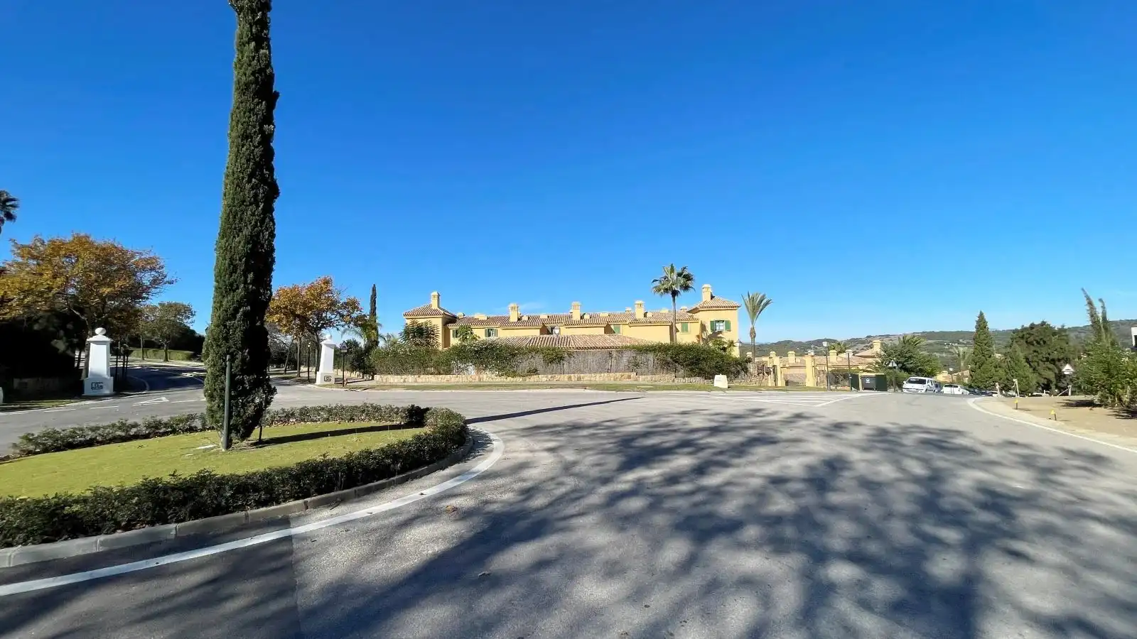 Vista exterior de Casa adosada en venda en Sotogrande amb Terrassa, Balcó i Piscina comunitària