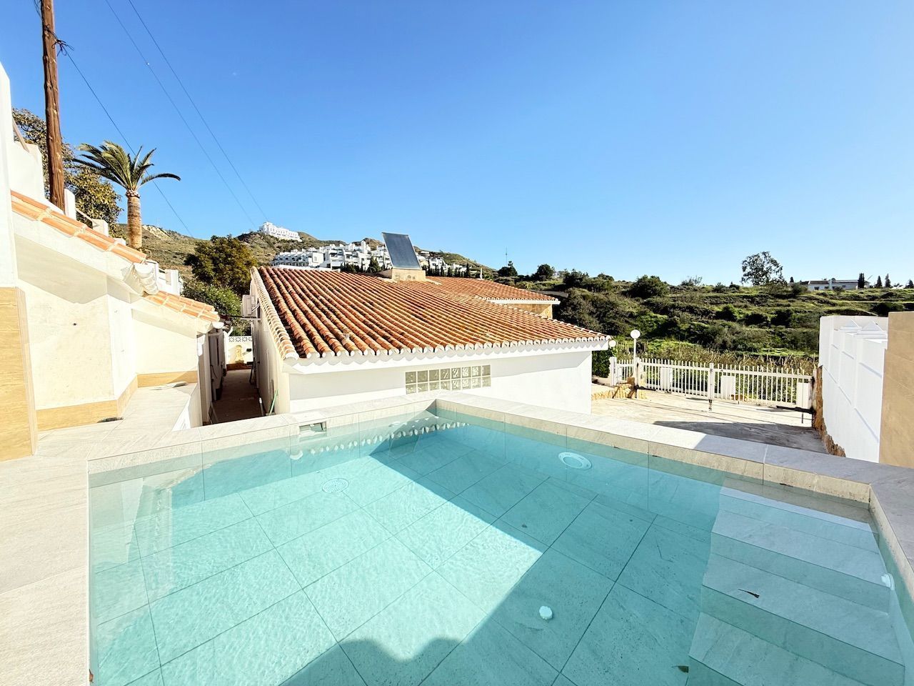 Piscina de Casa o xalet en venda en Nerja amb Aire condicionat, Calefacció i Jardí privat