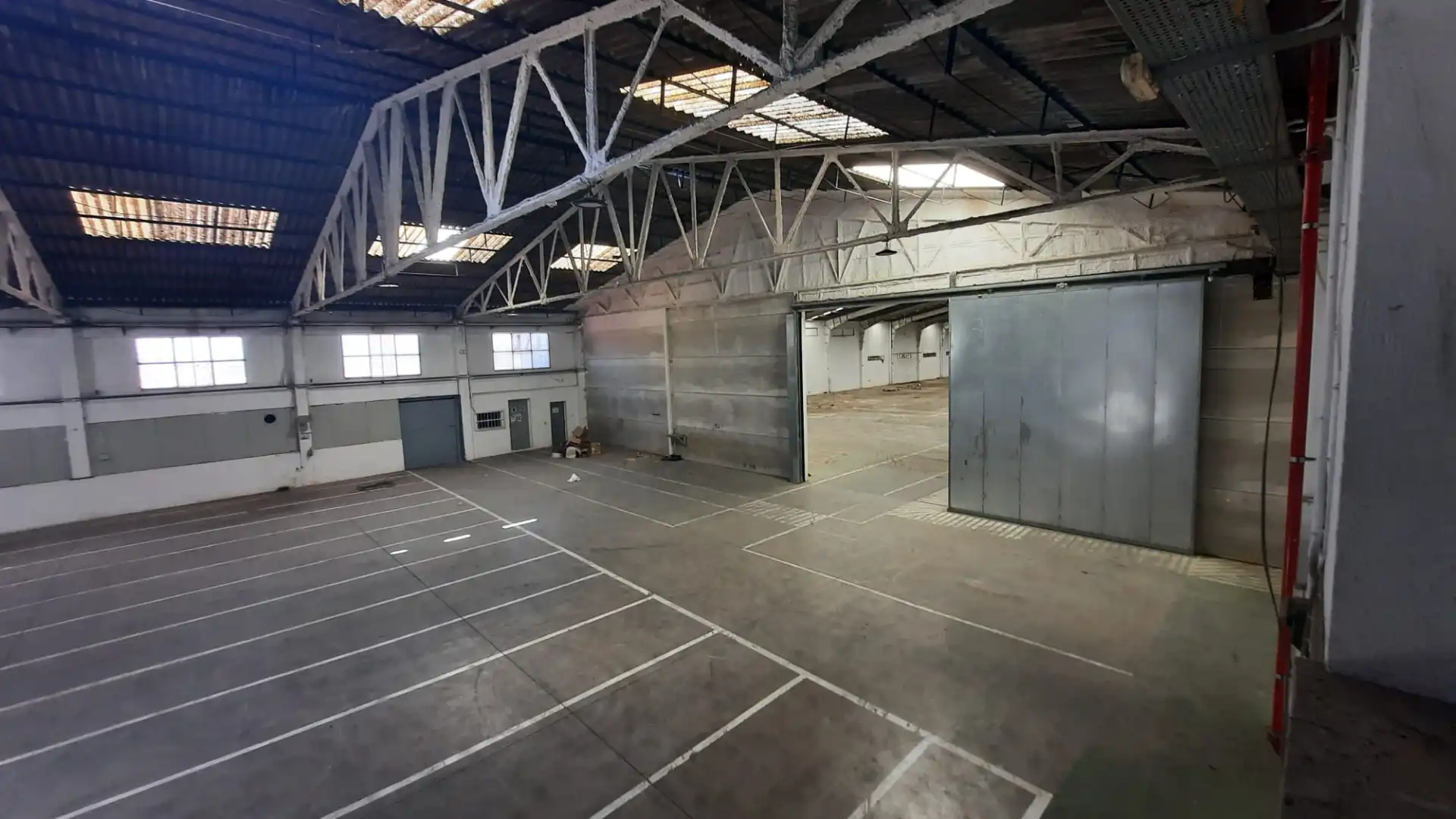 Parkplatz von Fabrikhallen zur Miete in Almazora / Almassora