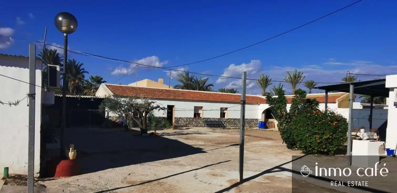 Vista exterior de Casa adosada en venta en Crevillent con Aire acondicionado