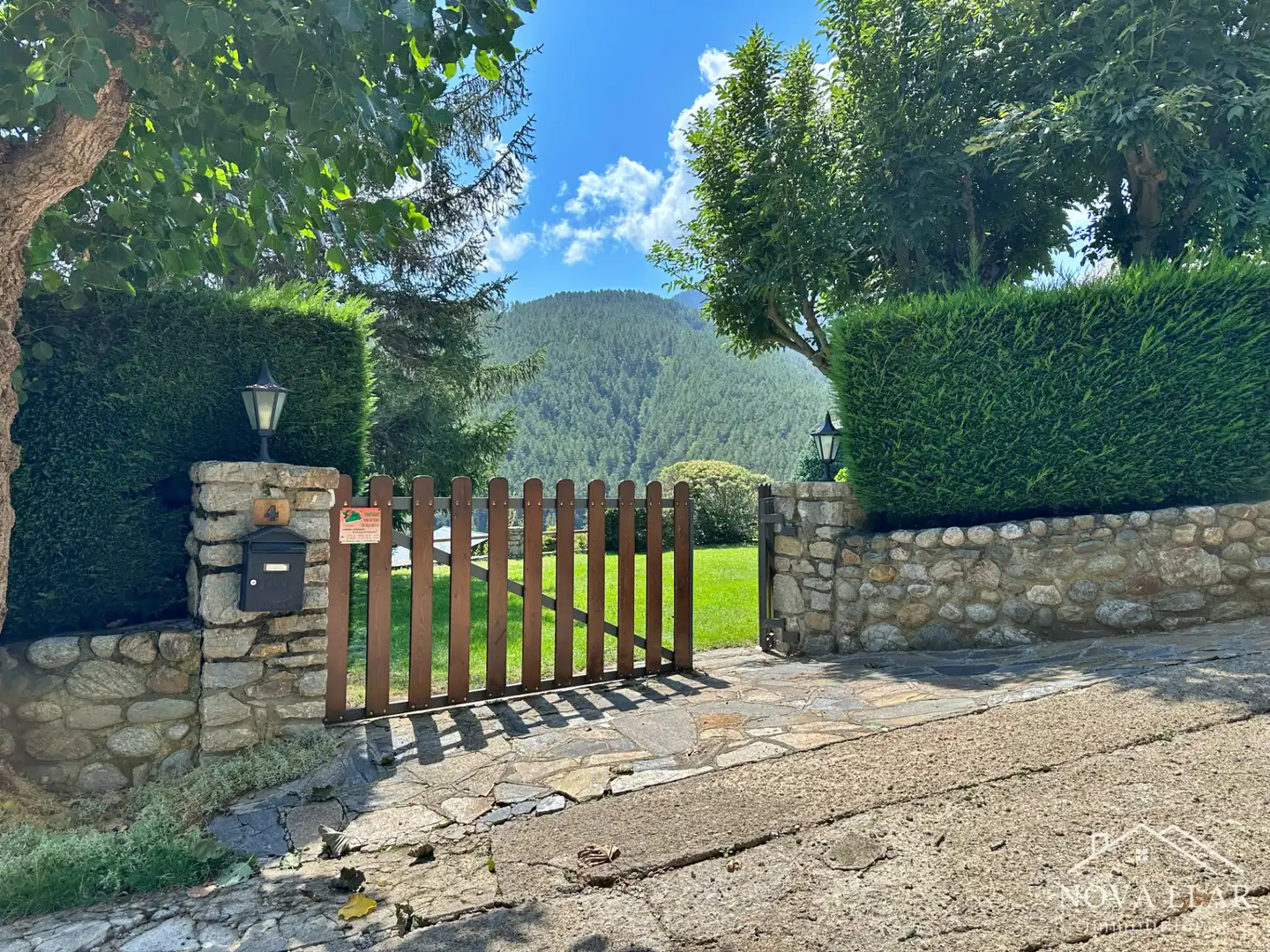 Vista exterior de Casa o chalet en venta en Toses con Calefacción, Jardín privado y Parquet