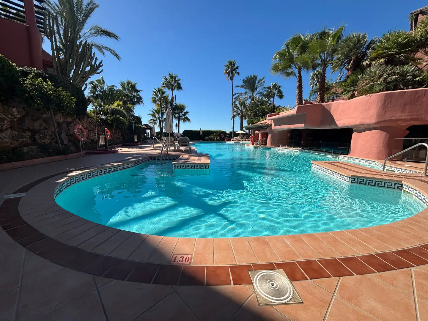 Swimming pool of Flat for sale in Estepona  with Air Conditioner, Heating and Terrace