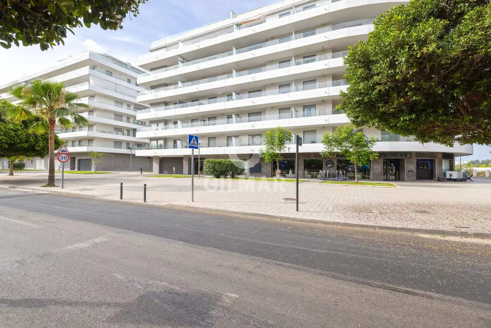 Vista exterior de Piso en venta en Marbella con Calefacción, Trastero y Piscina