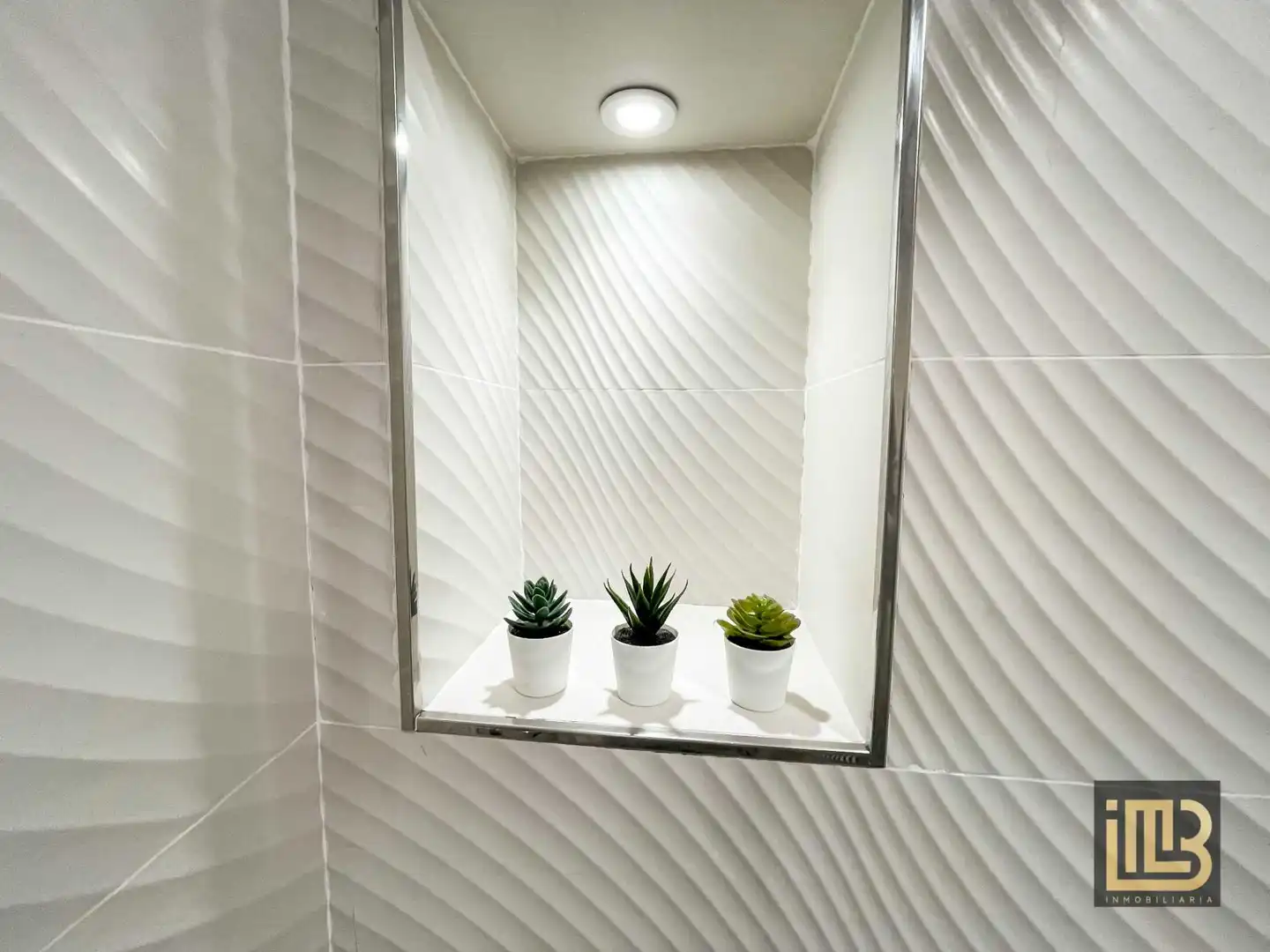 Baño de Piso en venta en Málaga con Aire acondicionado, Microondas y TV