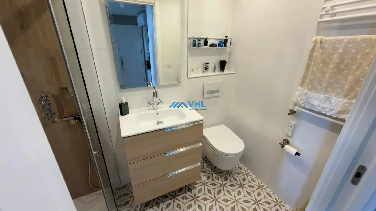 Badezimmer von Wohnung zum Verkauf in Castro-Urdiales mit Klimaanlage, Heizung und Terrasse