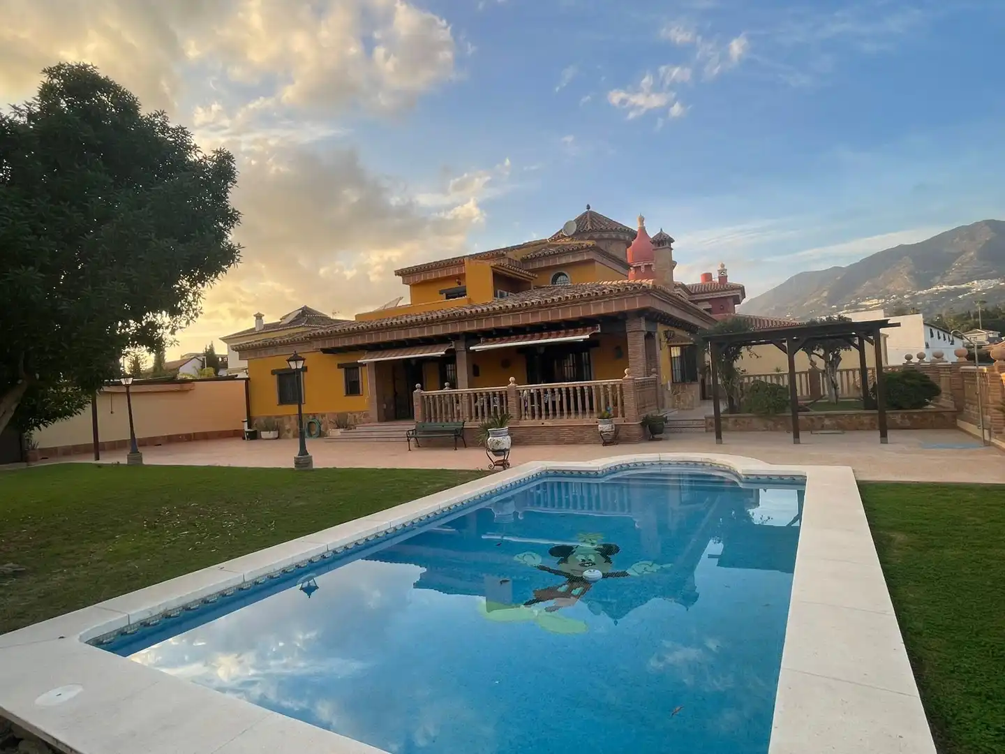 Vista exterior de Casa o chalet en venta en Fuengirola con Aire acondicionado, Jardín privado y Parquet