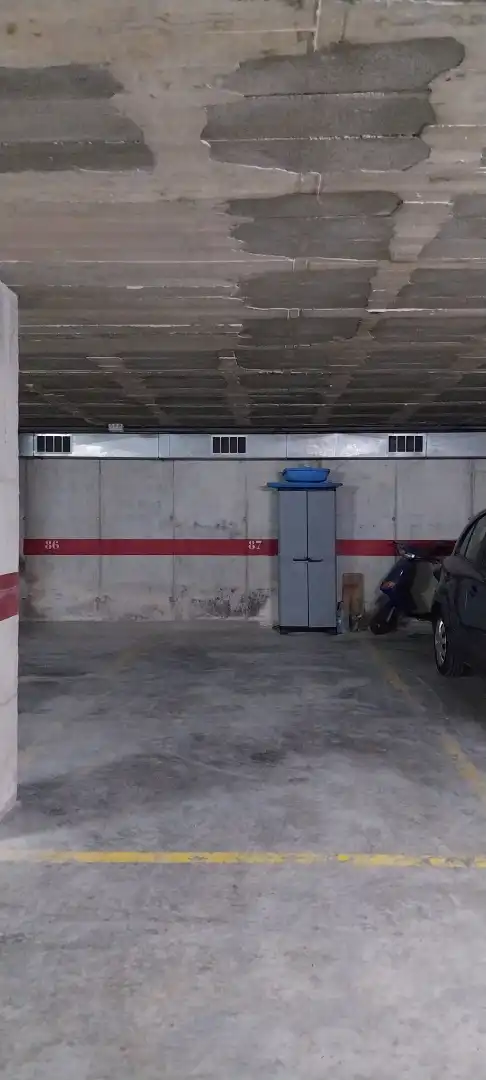 Parkplatz von Erdgeschoss zur Miete in Girona mit Heizung und Ofen