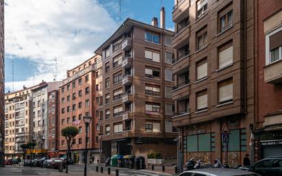 Vista exterior de Pis en venda en Bilbao  amb Balcó