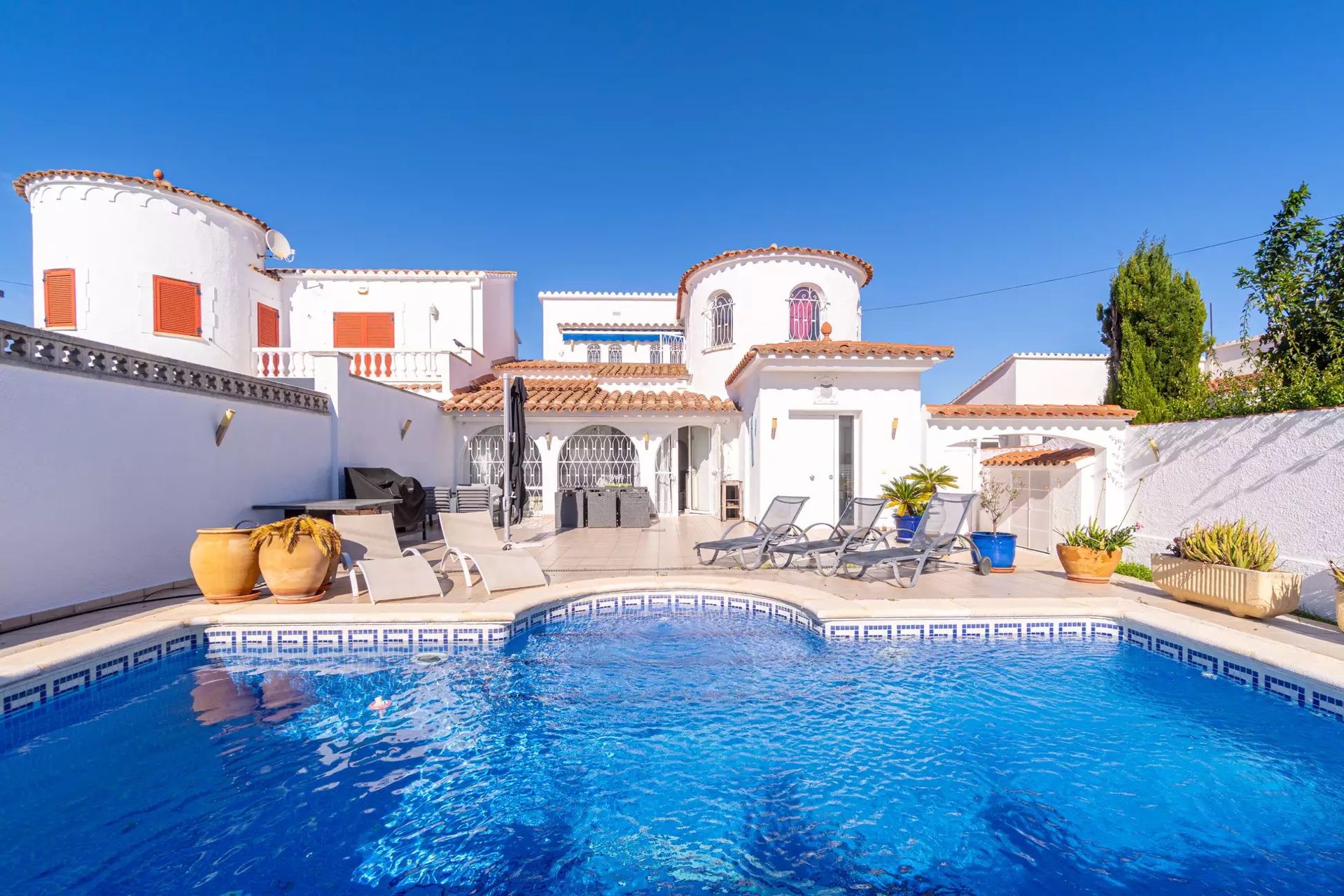 Vista exterior de Casa o xalet en venda en Empuriabrava amb Aire condicionat, Jardí privat i Terrassa