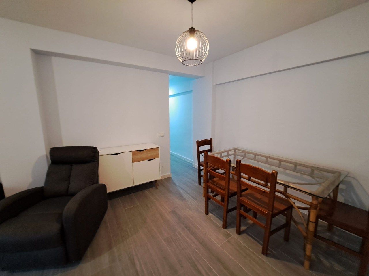 Sala d'estar de Pis de lloguer en Fuengirola amb Aire condicionat, Terrassa i Moblat