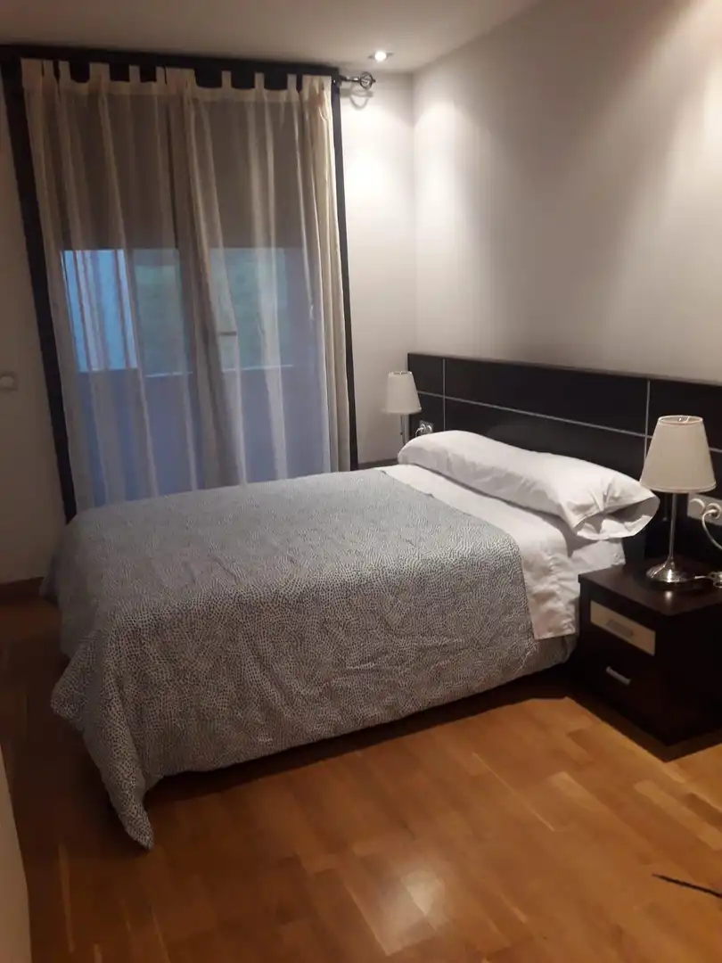 Dormitori de Pis en venda en Oviedo  amb Calefacció, Jardí privat i Traster
