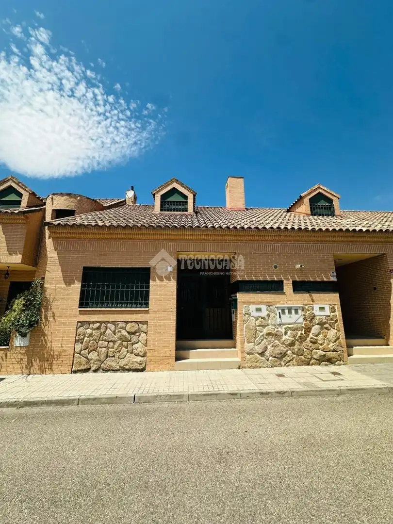 Casa aparellada en venda a Escalona