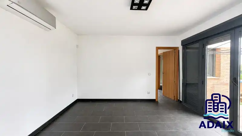 Houses for sale in Layos  with Air Conditioner, Heating and Terrace