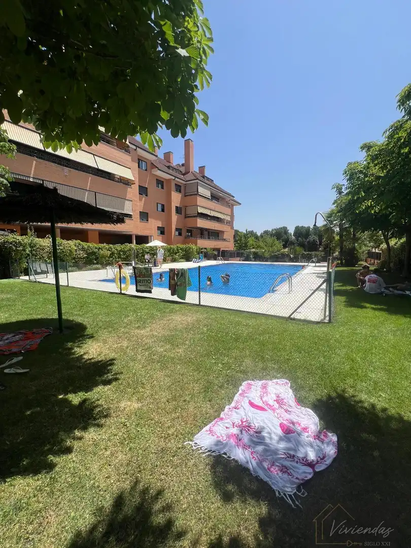 Piscina de Pis en venda en Boadilla del Monte amb Aire condicionat, Calefacció i Alarma