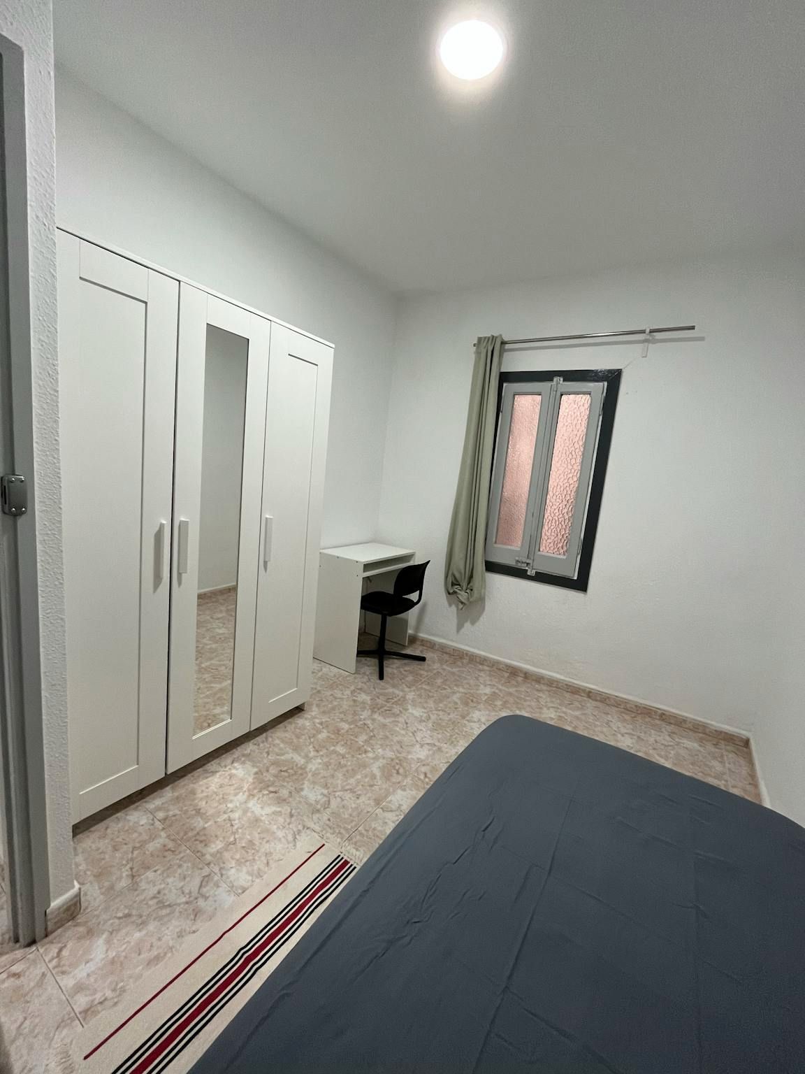 Bedroom of Flat to share in  Barcelona Capital  with Washing machine