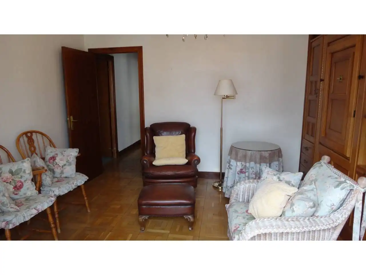 Sala de estar de Piso en venta en  Pamplona / Iruña con Calefacción, Parquet y Trastero