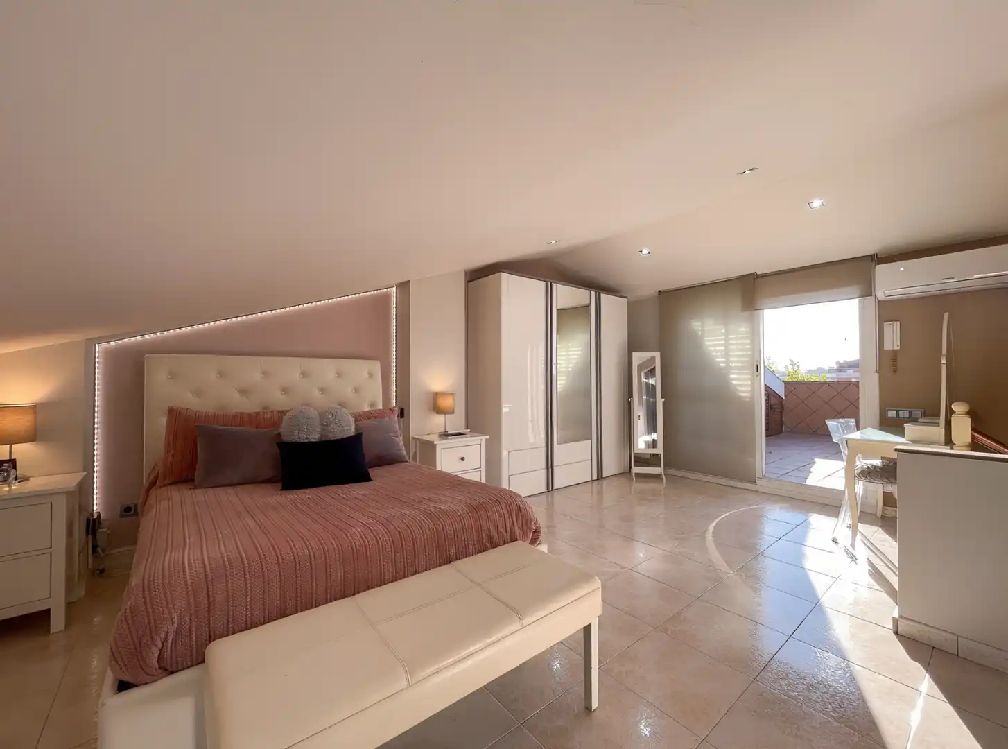 Habitación de Casa adosada en venta en Mataró con Aire acondicionado, Calefacción y Jardín privado