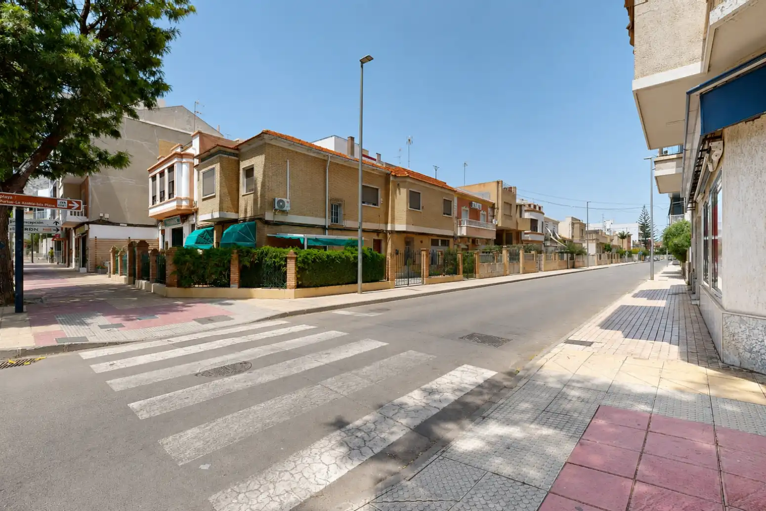 Vista exterior de Casa adosada en venda en Cartagena amb Aire condicionat i Jardí privat