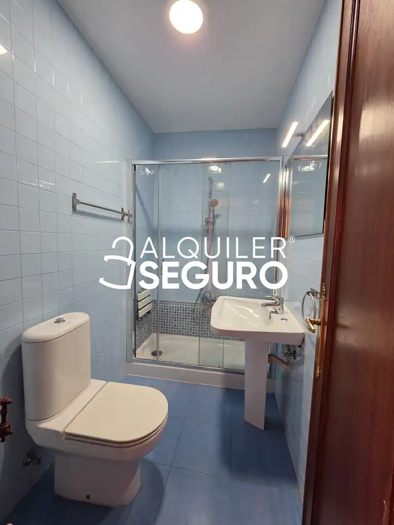 Badezimmer von Wohnung zur Miete in Tardajos mit Heizung und Möbliert