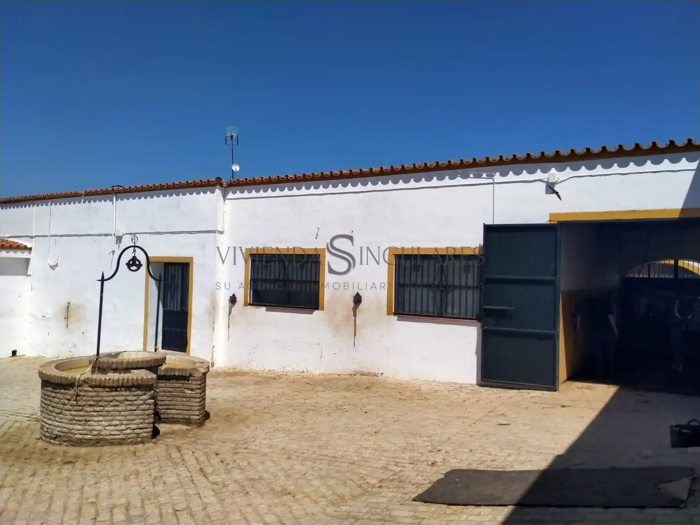 Vista exterior de Finca rústica en venda en Alcalá de Guadaira amb Jardí privat, Traster i Piscina