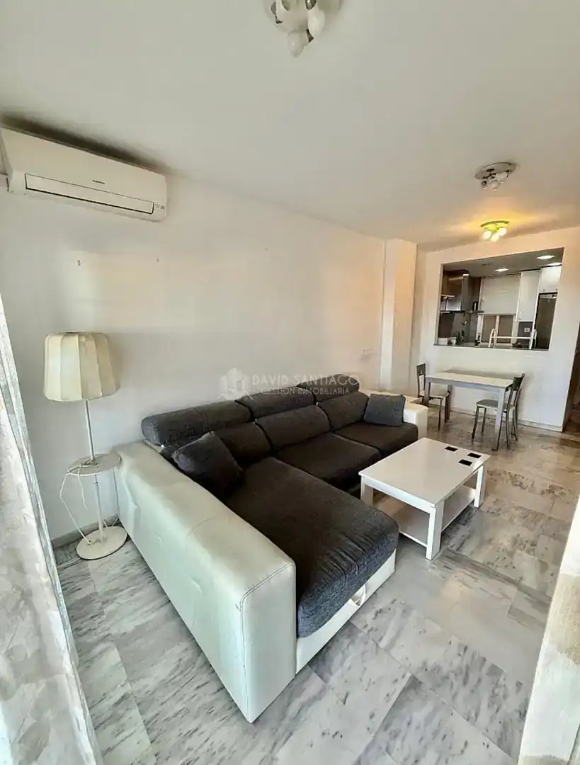 Sala d'estar de Pis en venda en Rincón de la Victoria amb Aire condicionat i Piscina