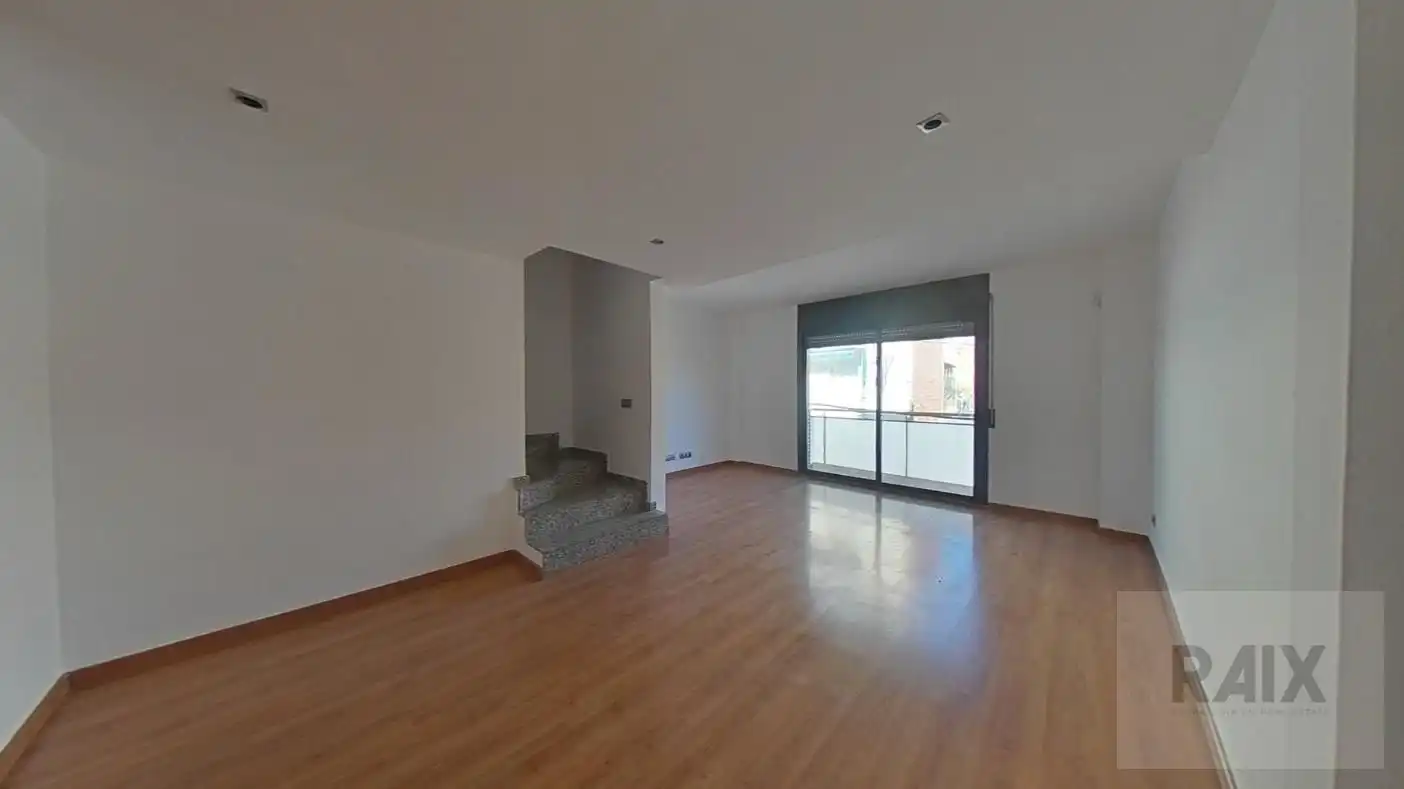 Sala d'estar de Dúplex en venda en L'Hospitalet de Llobregat amb Aire condicionat, Calefacció i Terrassa