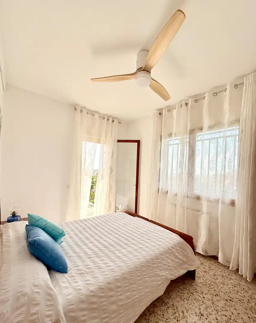 Schlafzimmer von Haus oder Chalet zum Verkauf in Calafell mit Klimaanlage, Heizung und Privatgarten