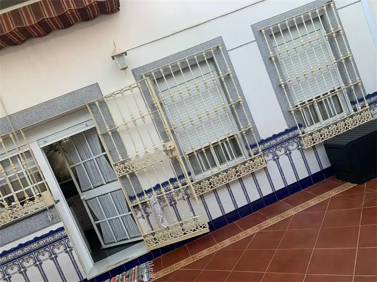 Vista exterior de Casa adosada en venda en Dos Hermanas amb Aire condicionat i Balcó