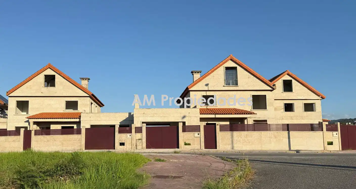 Vista exterior de Casa adosada en venda en Baiona amb Calefacció, Jardí privat i Terrassa