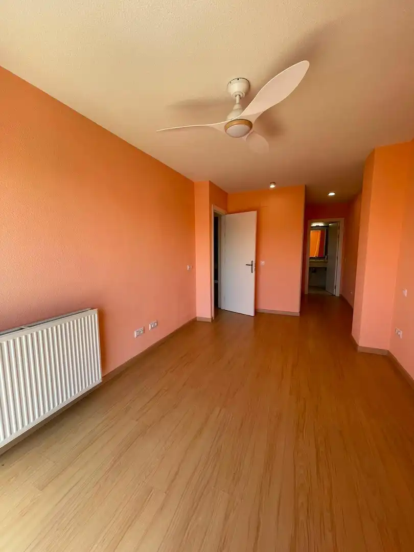 Schlafzimmer von Dachboden zur Miete in El Molar (Madrid) mit Heizung, Terrasse und Balkon