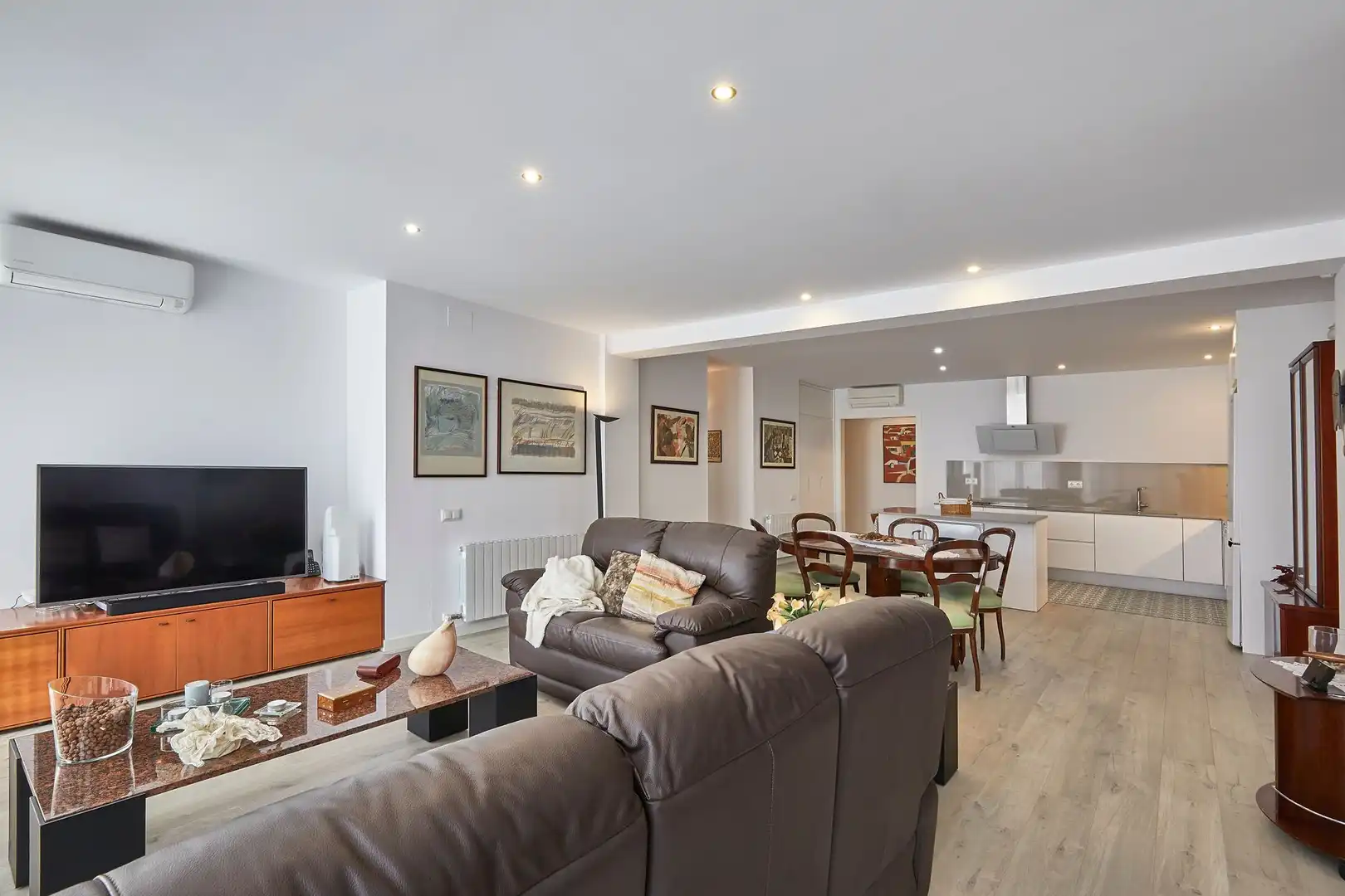 Wohnzimmer von Wohnung zum Verkauf in Barcelona mit Klimaanlage, Parkett und Ofen