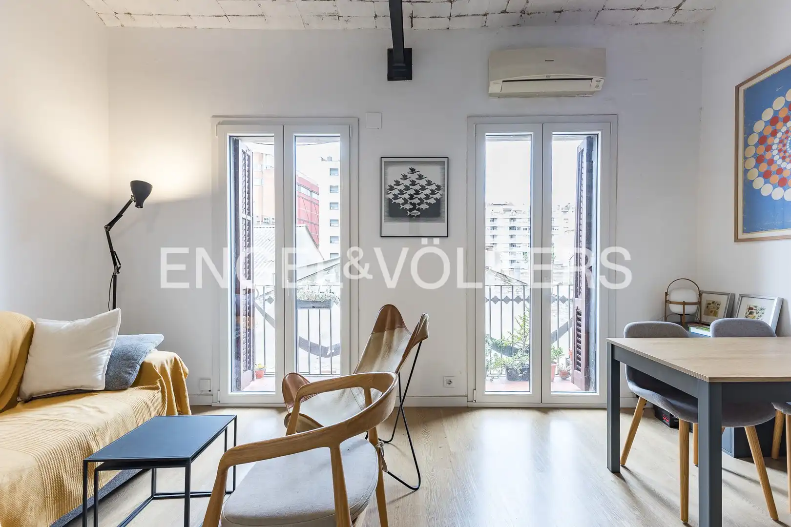 Vista exterior de Piso en venta en Barcelona con Calefacción, Parquet y Balcón