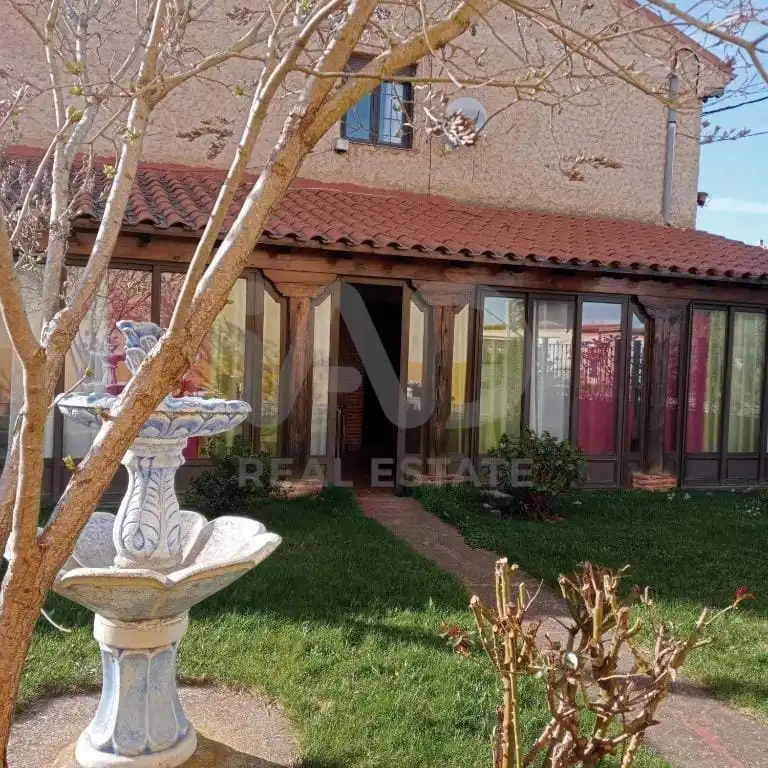 Garden of Commercial properties for sale in El Burgo Ranero 